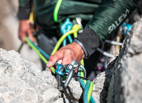 Especial de escalada: como enganchar una bolsa de magnesio directamente a  tu arnés